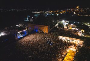 LOCUS FESTIVAL: grande successo degli appuntamenti a Locorotondo, 30mila presenze in 11 giorni. Il festival si conclude il 2 settembre con il concerto dei C.S.I. al Parco Archeologico di Egnazia.